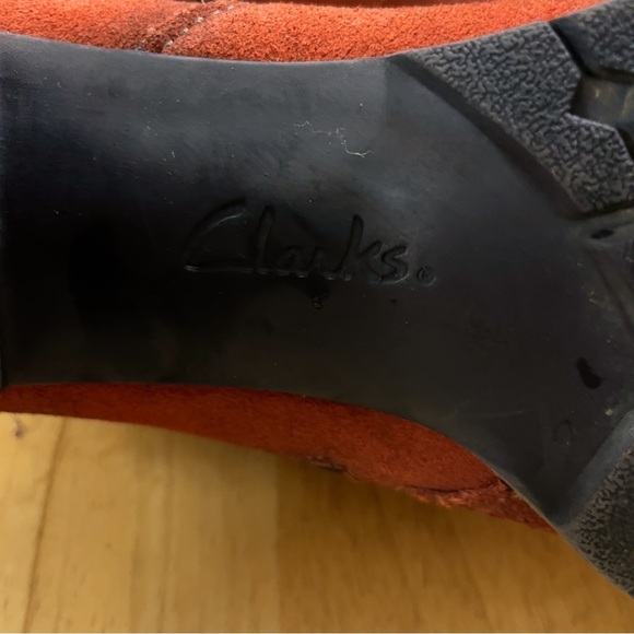 Clarks Women's Pause
Camelia Boot Size 8M Block
Heel Chelsea Red Suede Pull
On - Picture 12 of 12